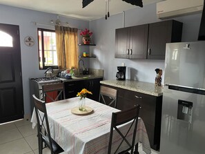 冷蔵庫、電子レンジ、オーブン、コンロ