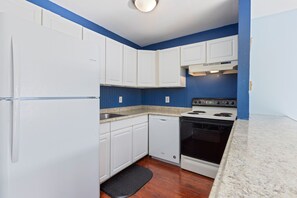 Kühlschrank, Ofen, Herdplatte, Geschirrspüler