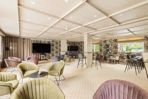 2 Bars/Lounges
