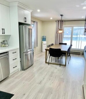 Fridge, microwave, oven, stovetop - Ke's Rustic Retreat On the Lake

 (Kawartha Lakes)