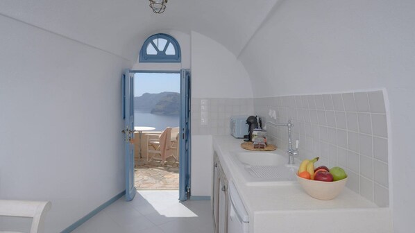 Kühlschrank, Herdplatte, Wasserkocher mit Kaffee-/Teezubehör