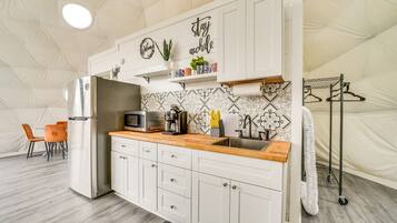 Coffee/tea maker, fridge, microwave, stovetop