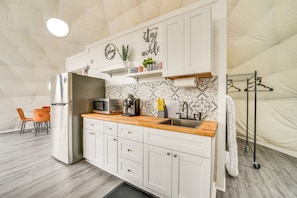 Fridge, microwave, stovetop, coffee/tea maker - 'Star View Dome' Broken Bow Gem: Hot Tub & Deck! (Broken Bow)