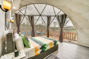 WiFi, bed sheets - 'Star View Dome' Broken Bow Gem: Hot Tub & Deck! (Broken Bow)