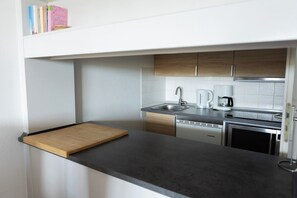 Geladeira, micro-ondas, cooktop, cafeteira/chaleira