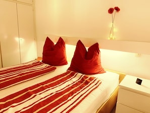 2 bedrooms, travel crib, free WiFi