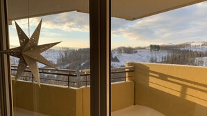 A balcony with a star decoration, a view of a snowy landscape, and a clear sky. - Gemütliches Apartment_461, Schwimmbad & Sauna (Braunlage)