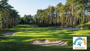 A golf course with sand bunkers and tall pine trees. - L'escapade Vue Mer - Hardelot (Neufchâtel-Hardelot)