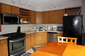 Fridge, microwave, oven, stovetop - Clemens' Cottage, a charming 3-Bed Historic Home in Central Southampton (Southampton)