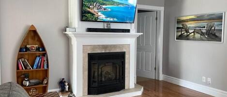 Een smart-tv, een open haard en een dvd-speler