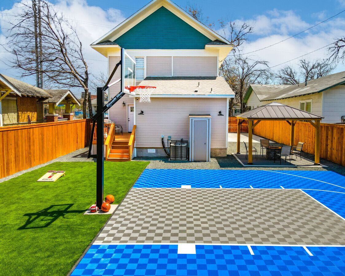 Location! ~Basketball Court ~ Pool Table ~King Bed