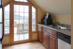 Frigorífico, microondas y cafetera o tetera