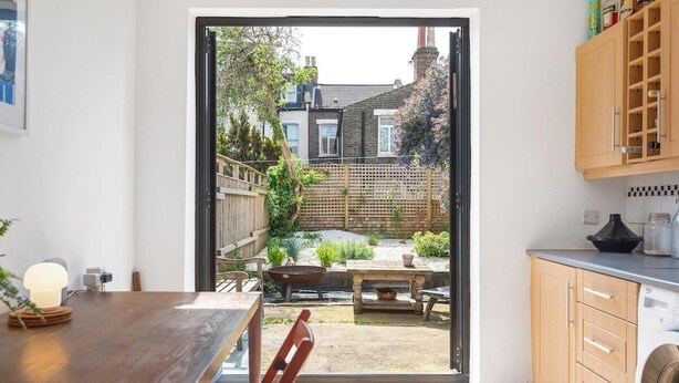Interior - 1 Bed & Garden, Sunny Artist Flat (Greater London)