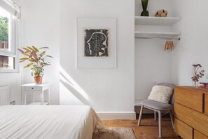 1 bedroom, iron/ironing board, Internet, bed sheets - 1 Bed & Garden, Sunny Artist Flat (Greater London)