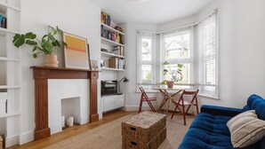 TV - 1 Bed & Garden, Sunny Artist Flat (Greater London)