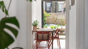 Dining - 1 Bed & Garden, Sunny Artist Flat (Greater London)