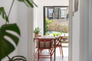 Dining - 1 Bed & Garden, Sunny Artist Flat (Greater London)