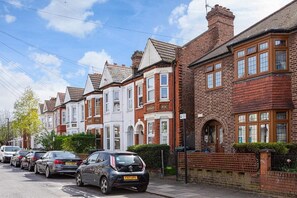 Exterior - 1 Bed & Garden, Sunny Artist Flat (Greater London)