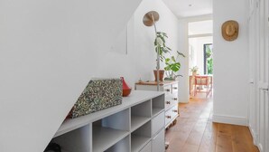 Interior - 1 Bed & Garden, Sunny Artist Flat (Greater London)
