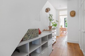 Interior - 1 Bed & Garden, Sunny Artist Flat (Greater London)