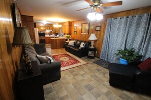 Free WiFi, bed sheets - Mom's House (Augusta)