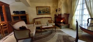 패밀리 하우스 | 거실 공간 | 평면 TV