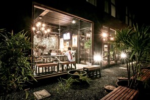 Outdoor dining - Shade House - Phuket Downtown (Ratsada)