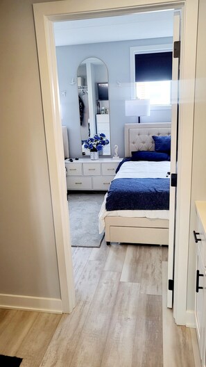 1 bedroom, WiFi, bed sheets - Beach getaway, Condo, Beautiful POOL, 5 minute walk to beach and Morey's Piers (North Wildwood)