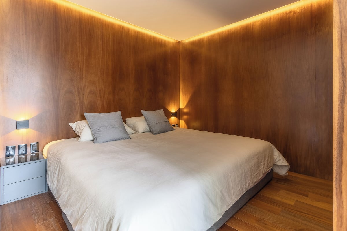 1 bedroom, Egyptian cotton sheets, premium bedding, down duvets