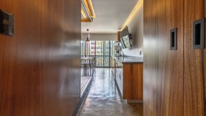 Una cocina moderna con armarios de madera, encimera de acero inoxidable y un ventanal con vistas al exterior.