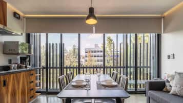 Departamento tradicional, balcón, vista a la ciudad | Cocina privada | Refrigerador con congelador, microondas y parrilla de estufa