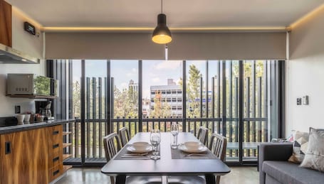 Refrigerador con freezer, microondas, placa de cocina, cafetera/tetera