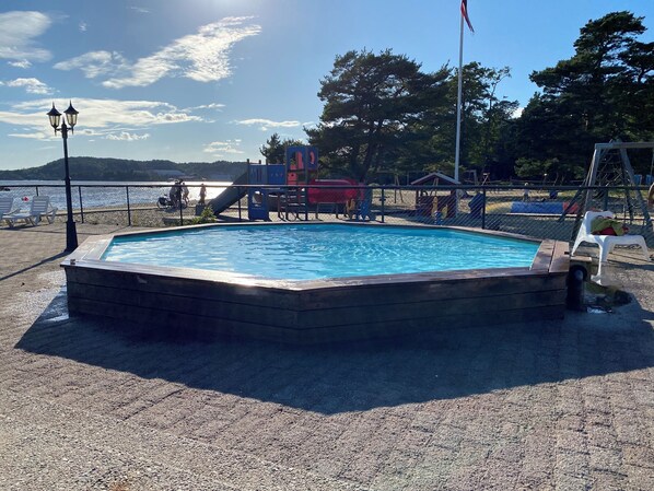 Alberca techada y alberca al aire libre