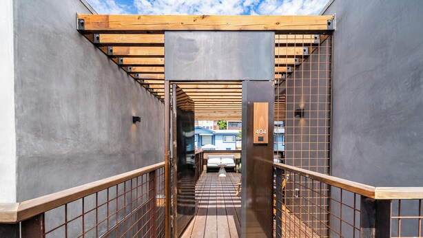 Deluxe 2 King Bedrooms, Multiple Beds, Sleeps 11ppl | ลานระเบียง/นอกชาน
