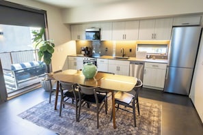 Deluxe 2 King Bedrooms, Multiple Beds, Sleeps 11ppl | Matsal