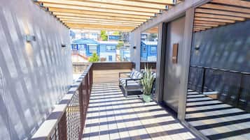 Deluxe 2 King Bedrooms, Multiple Beds, Sleeps 11ppl | Terrace/patio