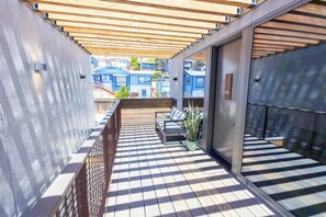Deluxe 2 King Bedrooms, Multiple Beds, Sleeps 11ppl | Terrass/Patio