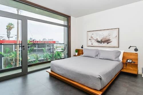 Ropa de cama de alta calidad y caja de seguridad en la habitación