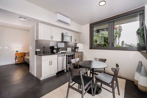 Studio, 1 kingsize bed, keuken | Woonruimte | Een 32-inch smart-tv met digitale zenders
