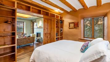 3 bedrooms, desk, travel crib, free WiFi