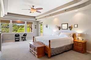 4 室のベッドルーム、デスク、アイロン / アイロン台、旅行用ベビーベッド