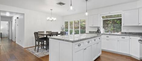 冷蔵庫、電子レンジ、オーブン、コンロ