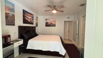 1 slaapkamer, een strijkplank/strijkijzer, gratis wifi, beddengoed