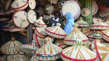 Douche, serviettes fournies, savon, shampoing