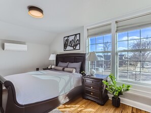 4 chambres, bureau, fer et planche à repasser, lit de bébé portatif