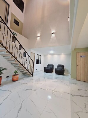 50 インチのスマートテレビ (デジタル放送視聴可)、Netflix、ストリーミングサービス