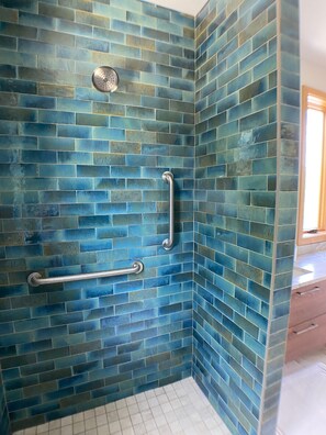 Shower, hair dryer, towels, soap - Escape to The HighView. (Dadeville)