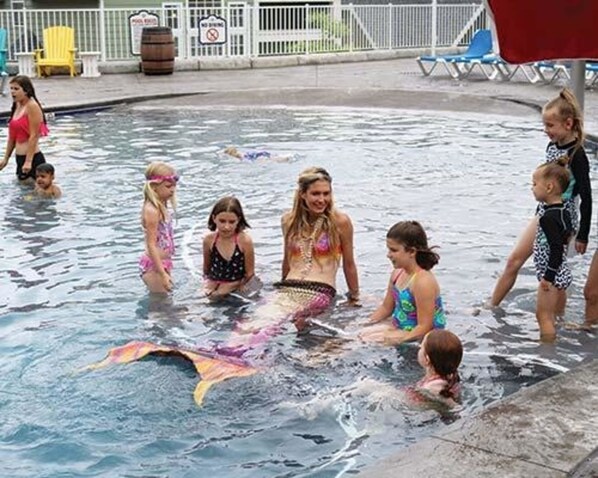 Una piscina cubierta, una piscina al aire libre
