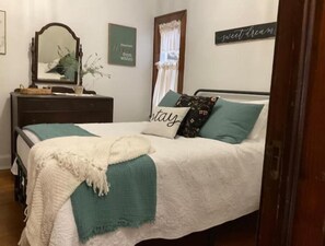 2 bedrooms, desk, free WiFi, bed sheets - The Flats on Main-Louise Suite (McConnelsville)