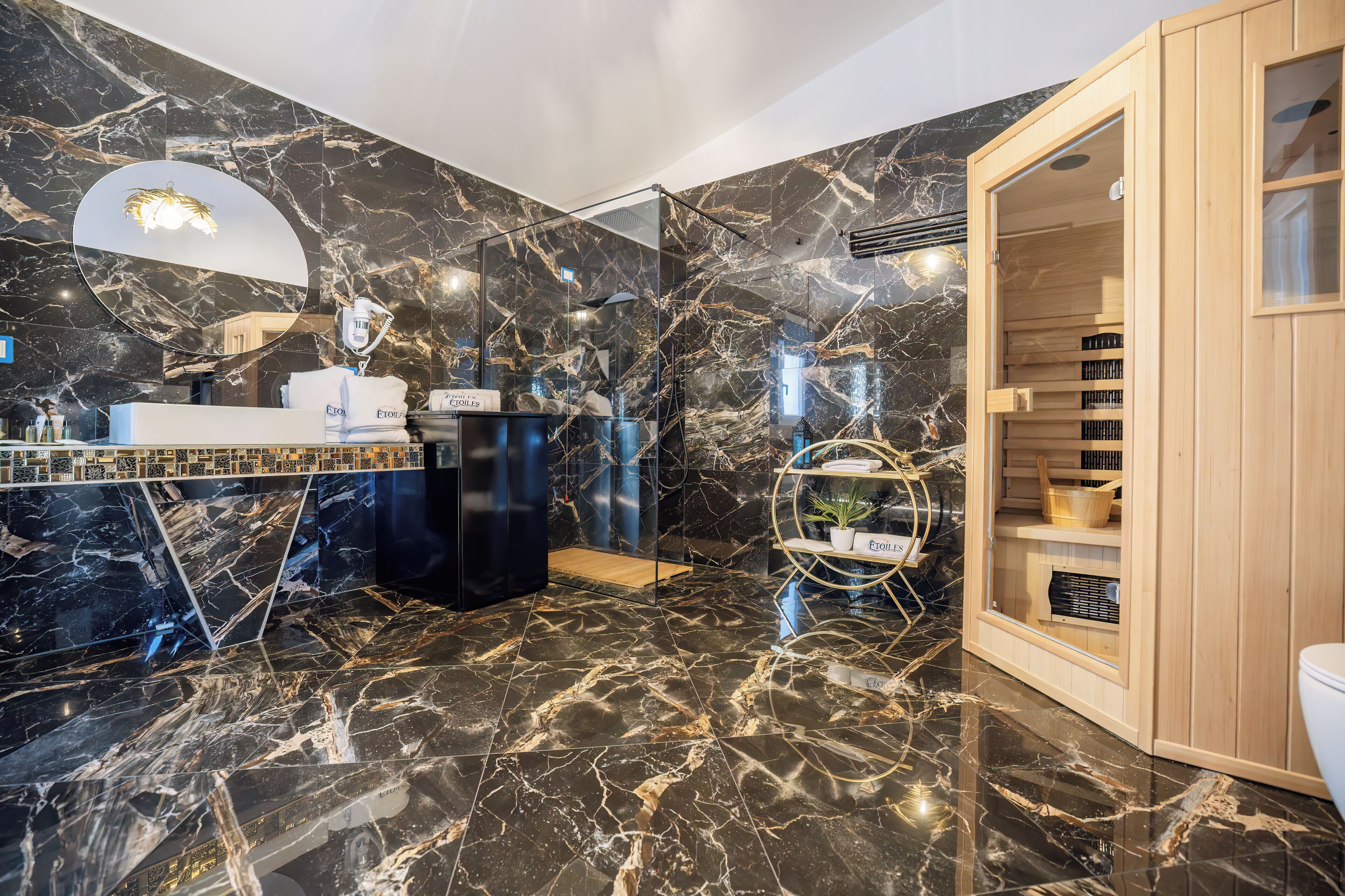 奢華開放式套房 | 浴室 | 免費盥洗用品、吹風機、浴袍、拖鞋